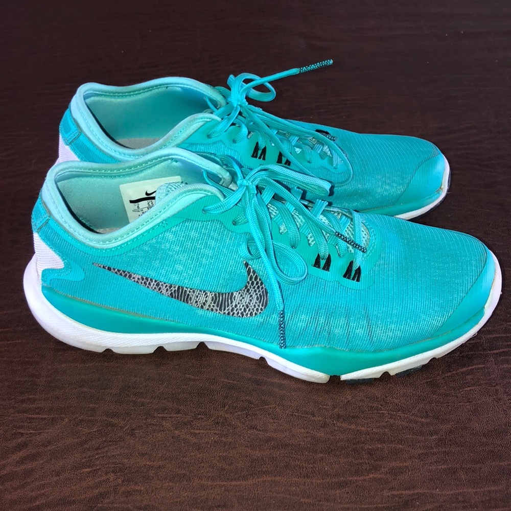 teal nike tennishoes!!